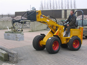 Máquina con pinza hidráulica para colocación de bordillos, piedras y pavimentos