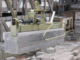 Máquina con pinza hidráulica para colocación de bordillos, piedras y pavimentos