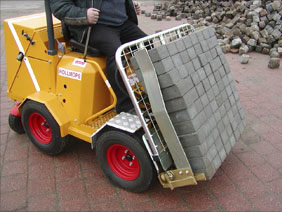 Máquina con pinza para el transporte de material tipo adoquín para la posterior colocación manual
